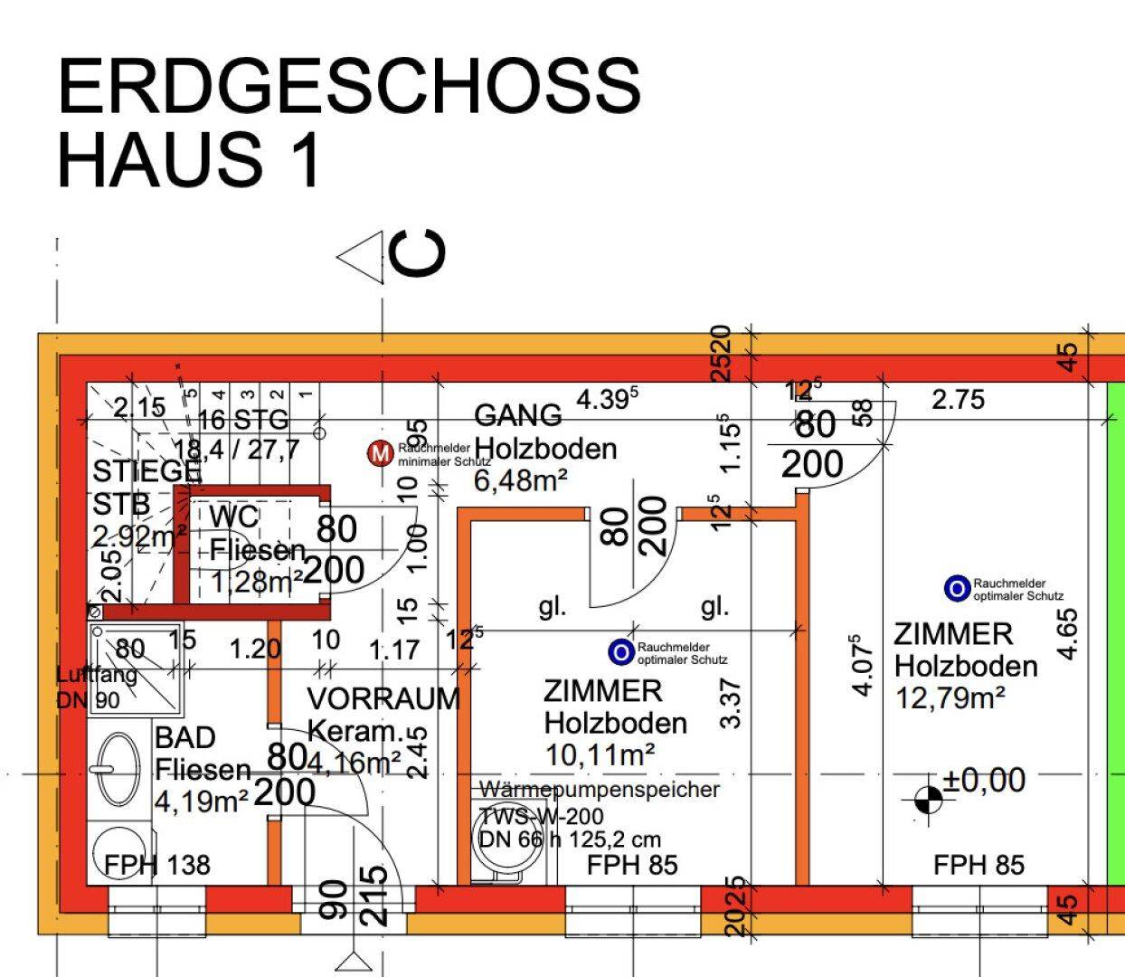 Grundriss des Erdgeschosses von Haus 1 mit Bad, WC, Vorraum und Zimmern.