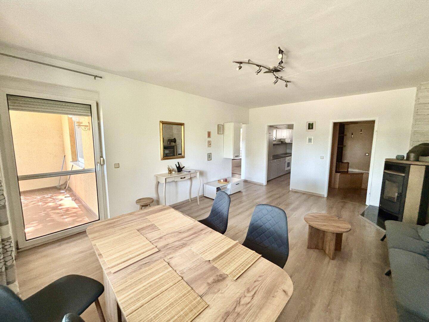 Eigentumswohnung in zentraler Ruhelage mit Loggia und Tiefgaragenplatz in Neusiedl am See – pohled 2