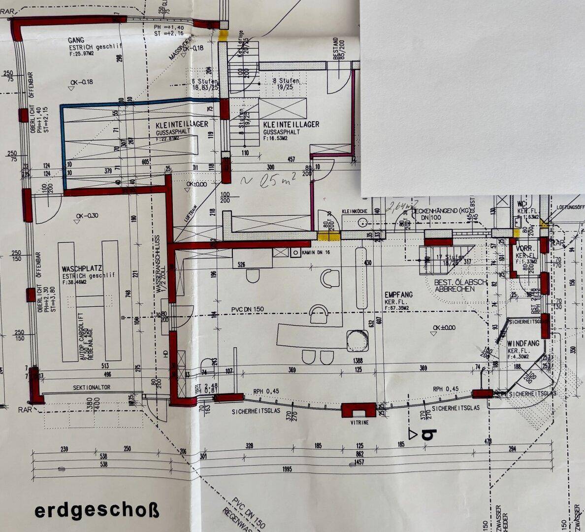 Grundriss des Erdgeschosses mit verschiedenen Räumen und Abmessungen.