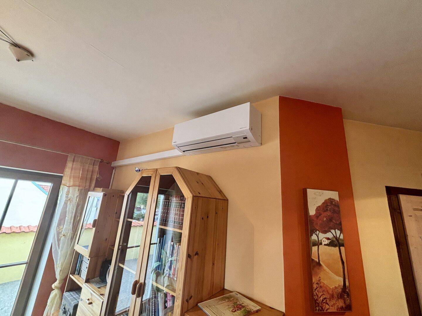 Moderne Klimaanlage an der Wand in einem hellen Innenraum installiert.