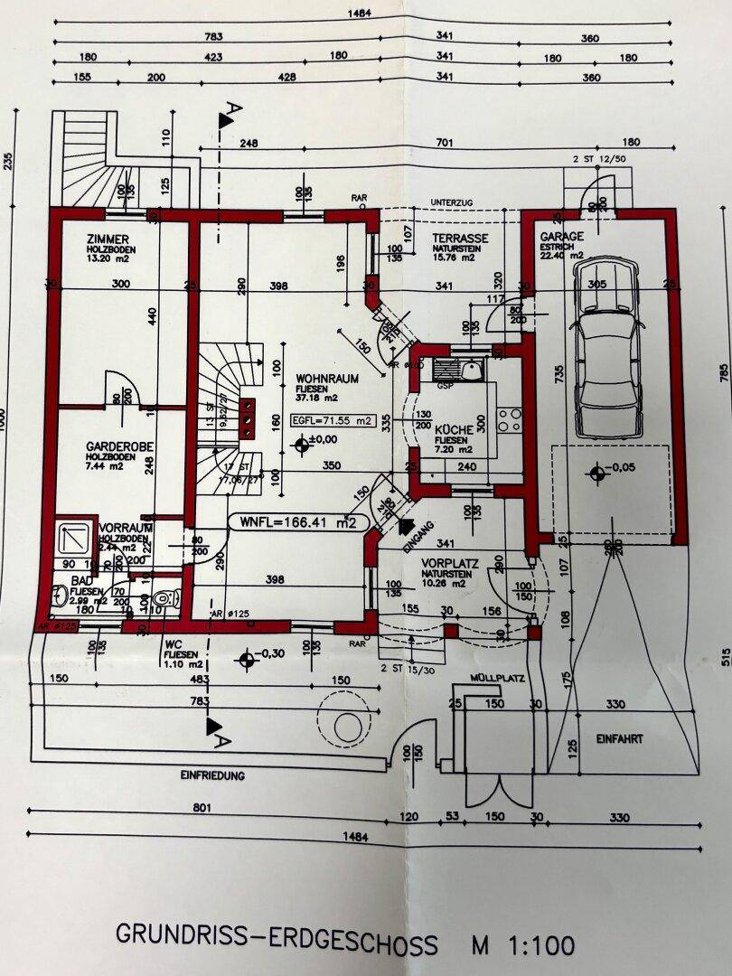 Grundriss des Erdgeschosses mit offenem Wohnbereich, Küche, Terrasse und Garage.