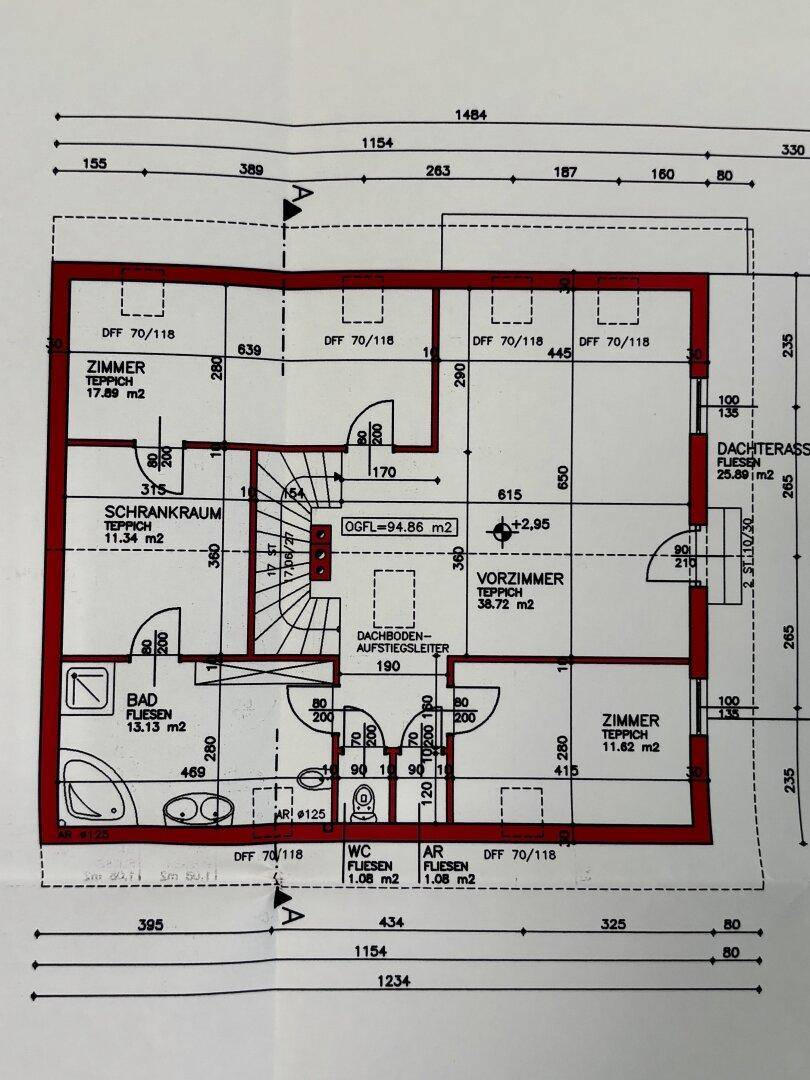 Grundriss des Obergeschosses mit Schlafzimmern, Badezimmer, Schrankraum und Dachterrasse.
