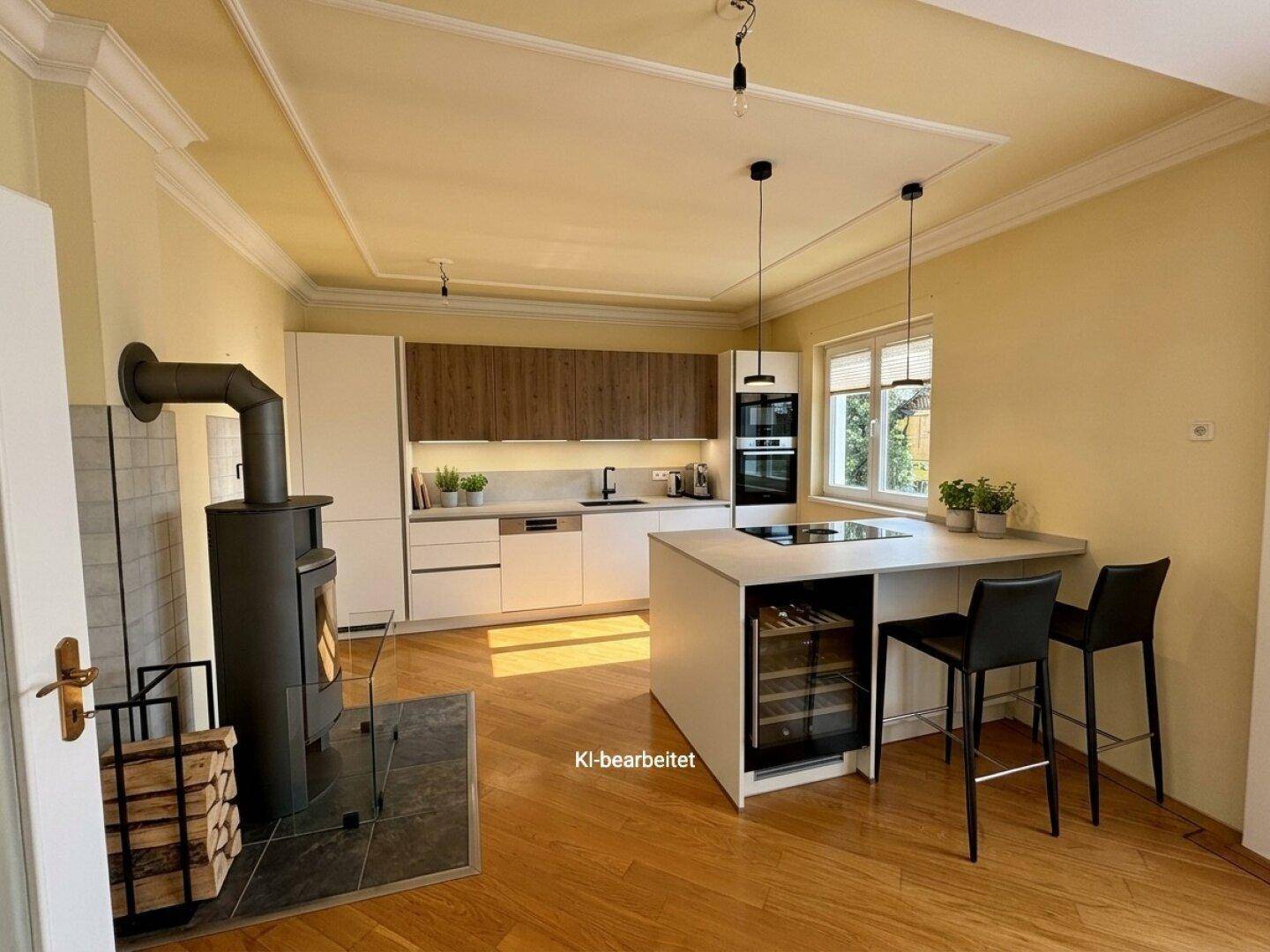 Moderne Küche mit Kochinsel, integriertem Weinkühler und gemütlichem Holzofen.