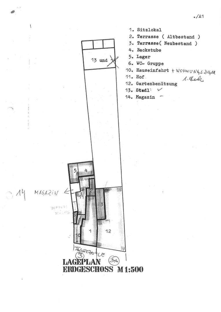 Lageplan des Erdgeschosses mit verschiedenen Funktionsbereichen, Terrasse, Hof und Garten.