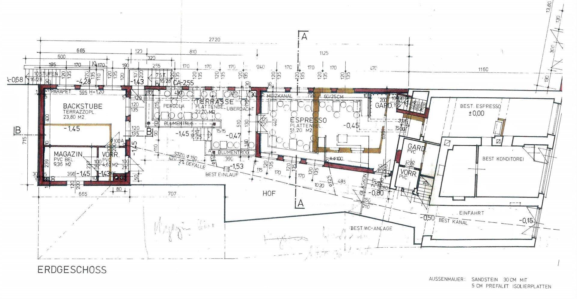Grundriss des Erdgeschosses mit verschiedenen Räumen und einer Terrasse.