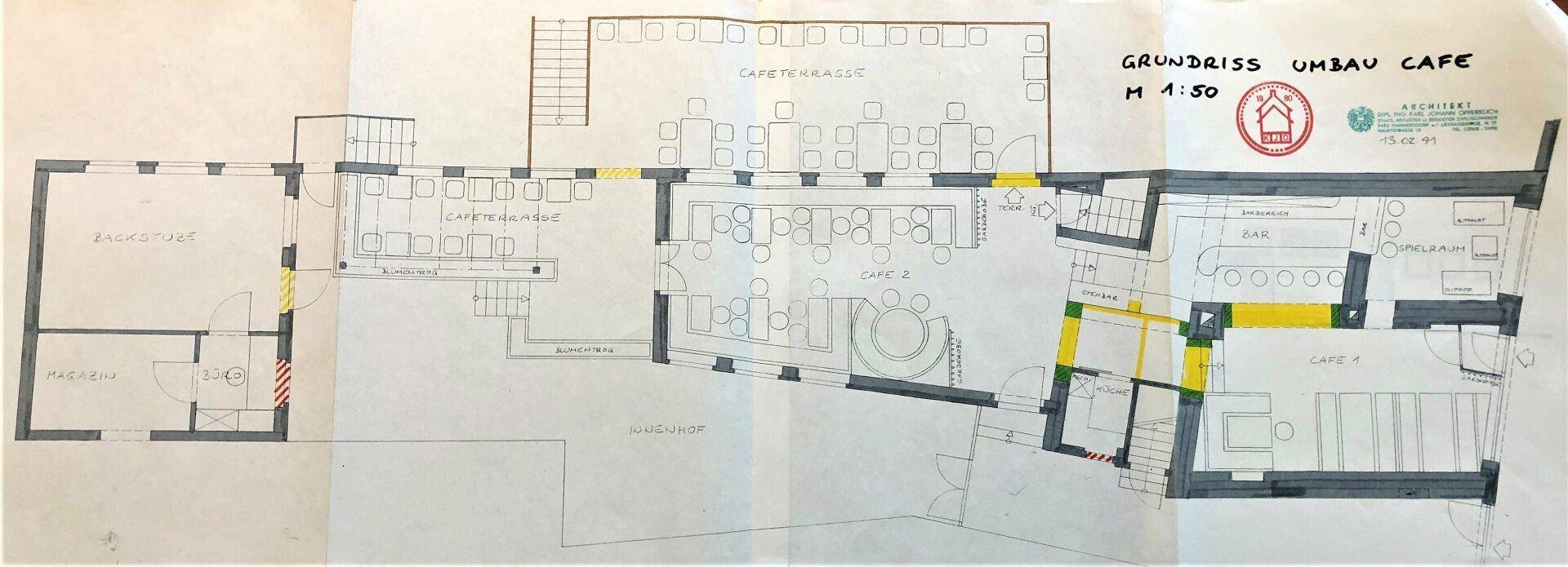 Grundriss für den Umbau eines Cafés mit Sitzbereichen und einer Terrasse.