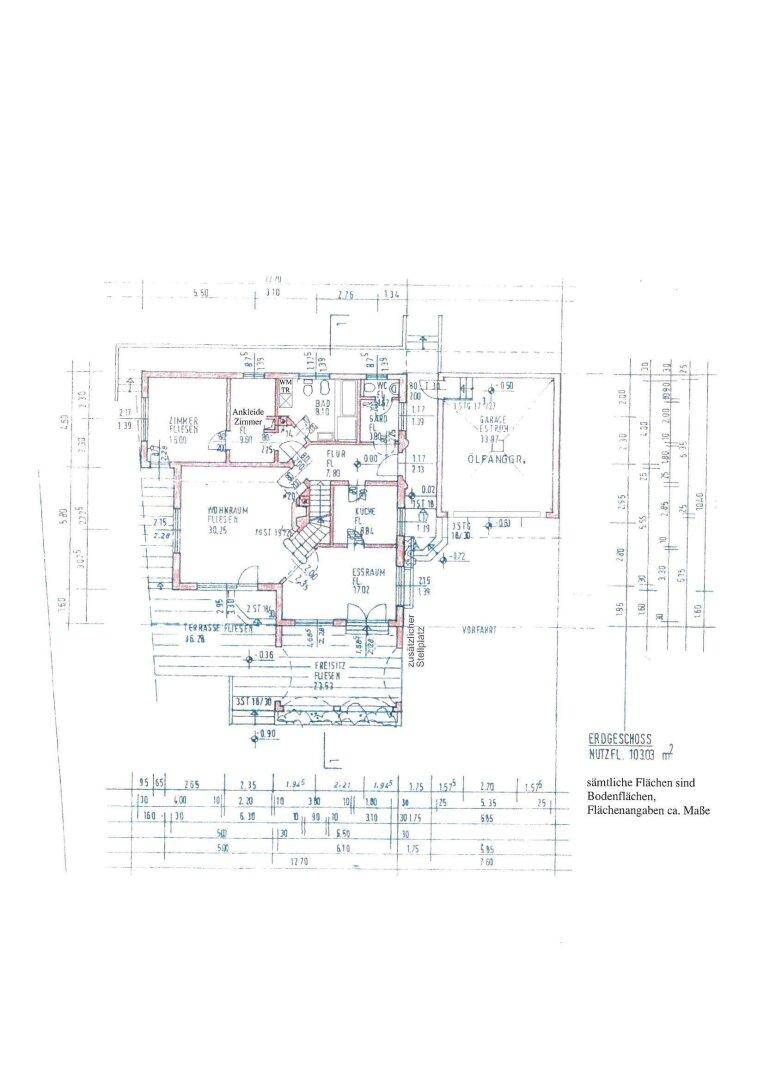 Grundriss des Erdgeschosses mit Terrasse und verschiedenen Räumen.