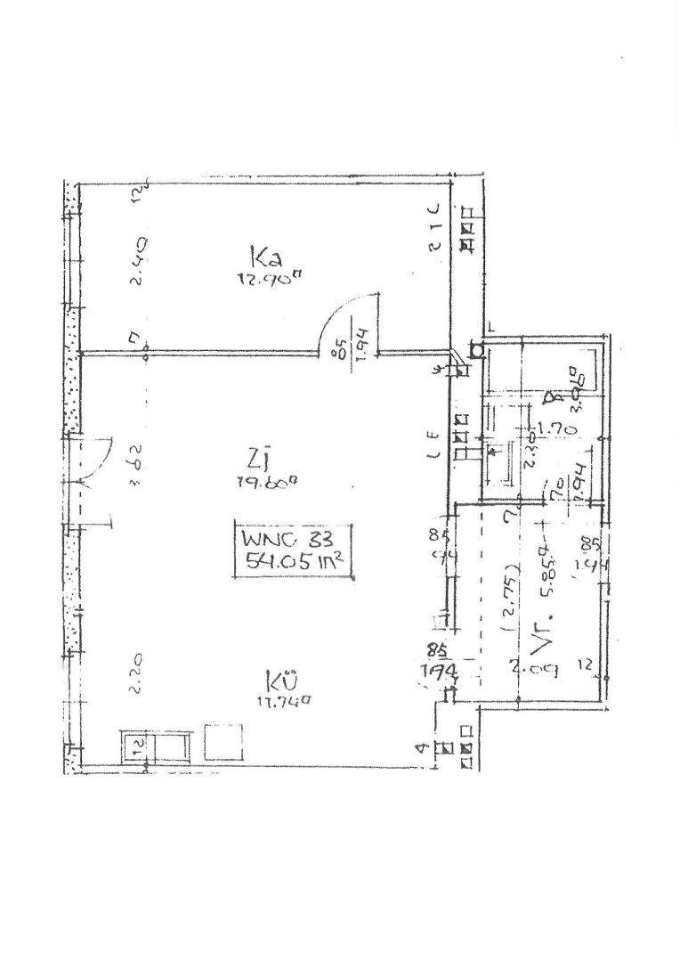 Handgezeichneter Grundriss einer Wohnung mit Raumaufteilung und Flächenangaben.