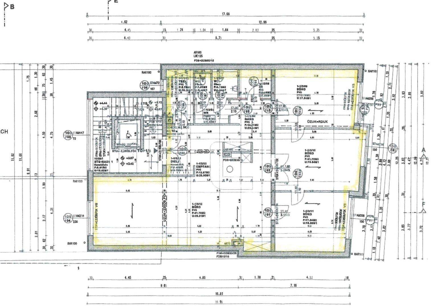 Detaillierter Grundriss einer Etage mit mehreren Räumen und Bemaßungen.
