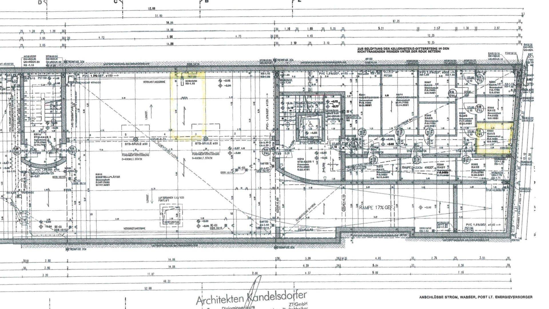 Umfassender Grundriss einer Etage mit verschiedenen Räumen und technischen Details.