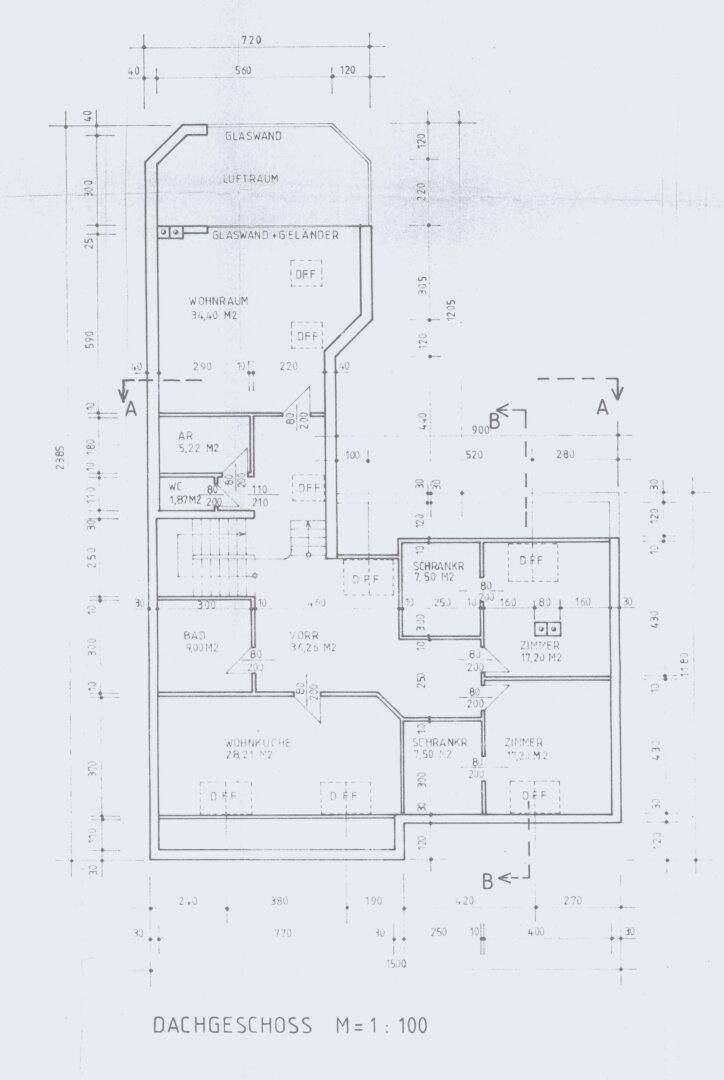 Grundriss des Dachgeschosses mit Wohnraum, Zimmern und Abstellraum.