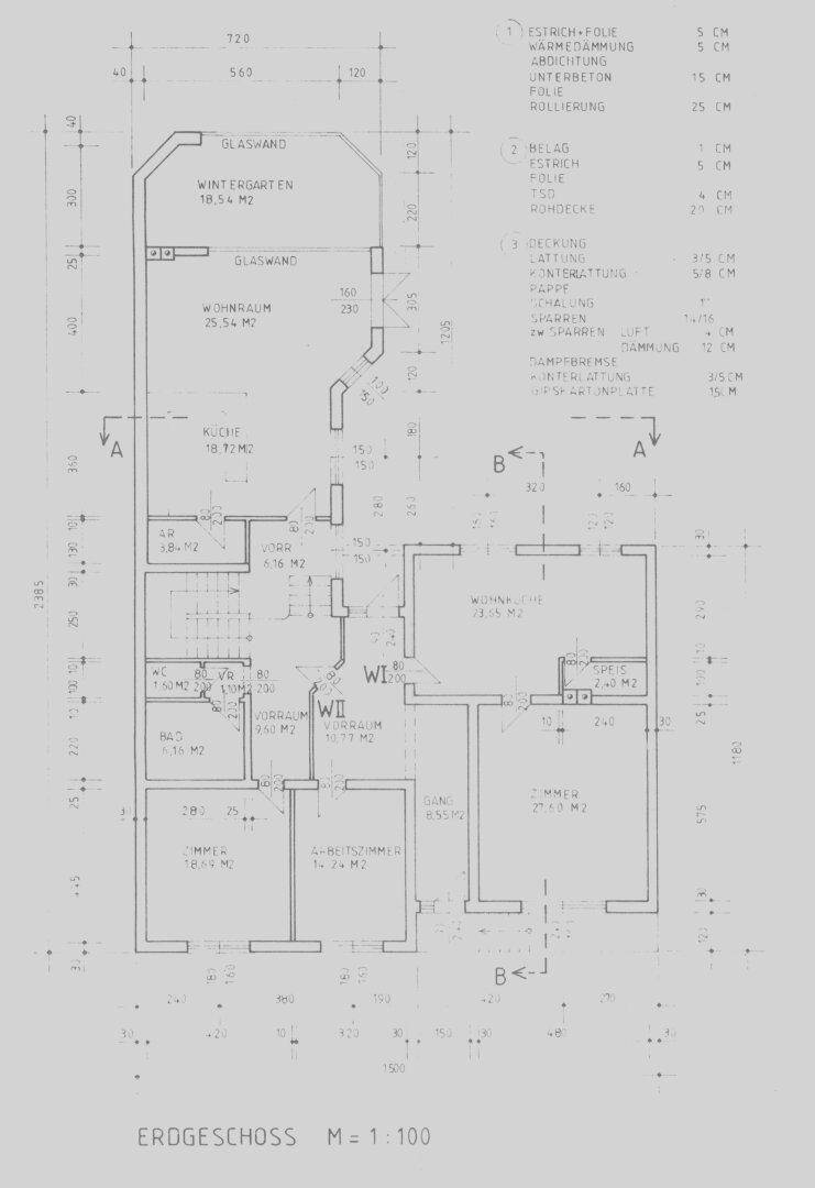 Grundriss des Erdgeschosses mit Wintergarten, Wohnraum und Küche.