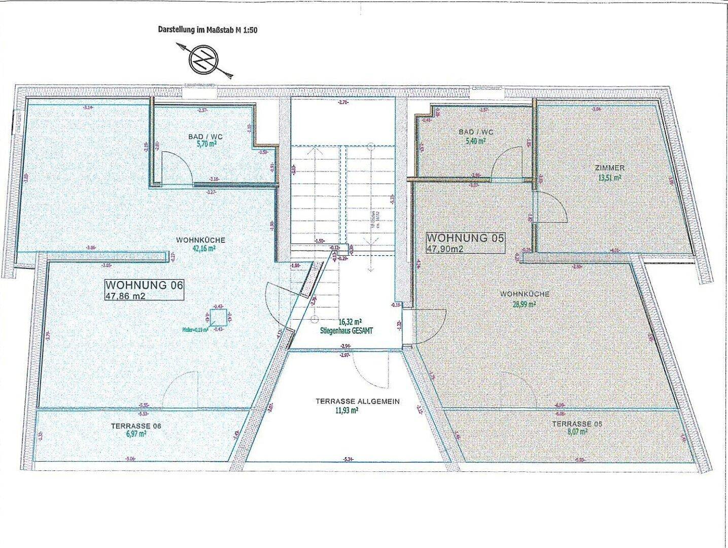 Grundrissplan für zwei Wohnungen mit Terrassen, Bädern und Wohnküchen.