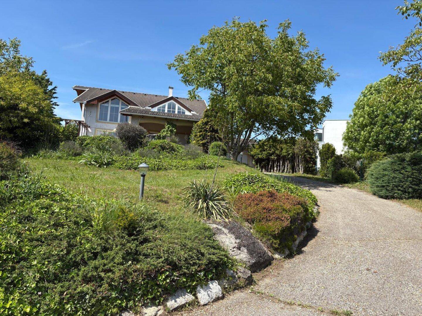 Ruheoase mit Seeblick - großzügiges Einfamilienhaus über dem Pusztawohnpark in Breitenbrunn - Ansicht 2