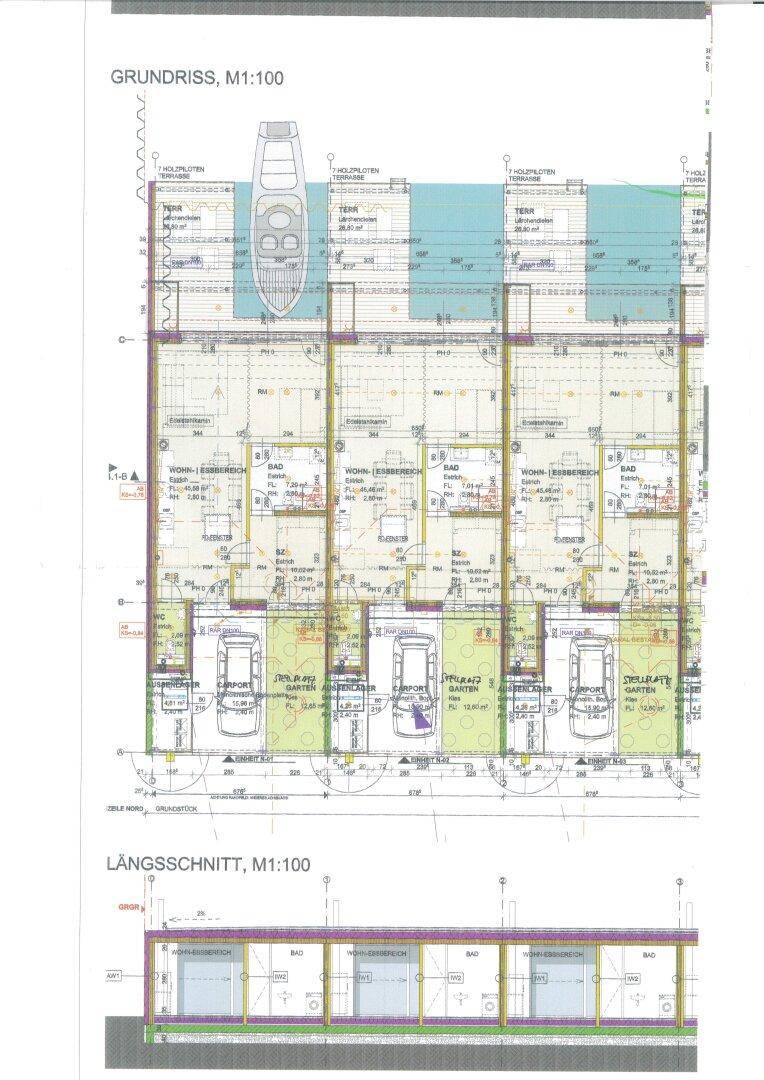 Gesamtgrundriss mehrerer Wohneinheiten mit Carports und Bootsanlegestellen am Wasser.