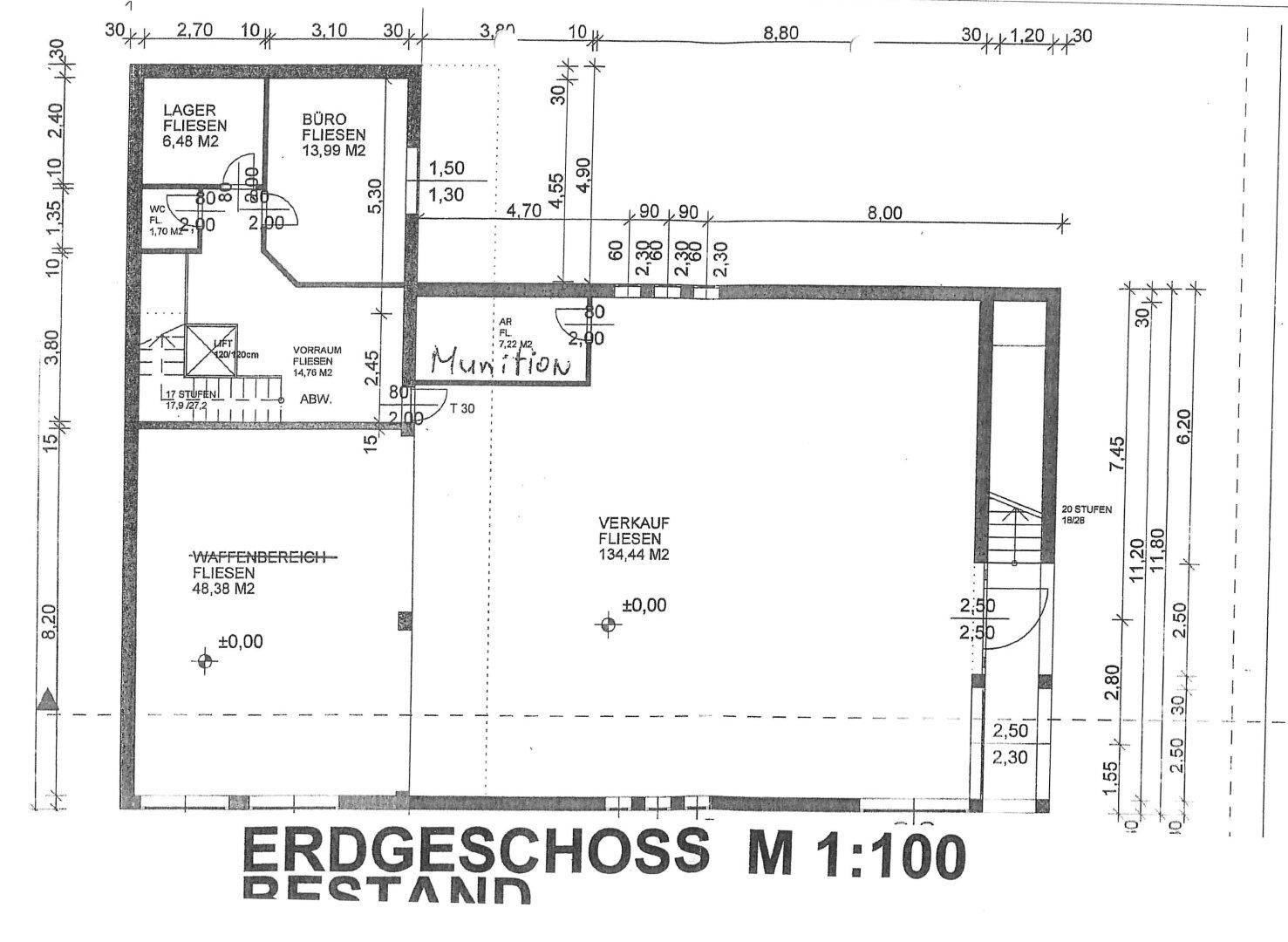 Grundriss des Erdgeschosses mit Lager, Büro, Waffenbereich und großer Verkaufsfläche.
