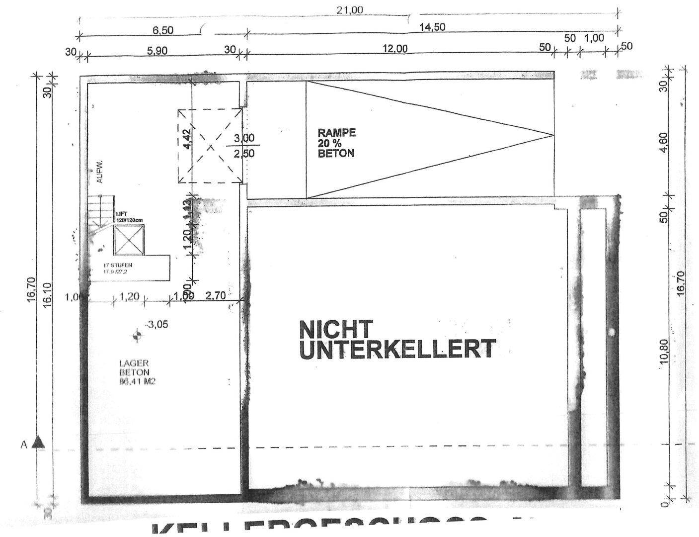 Grundriss des Kellergeschosses mit Lagerfläche, Rampe und Liftzugang zu einem nicht unterkellerten Bereich.