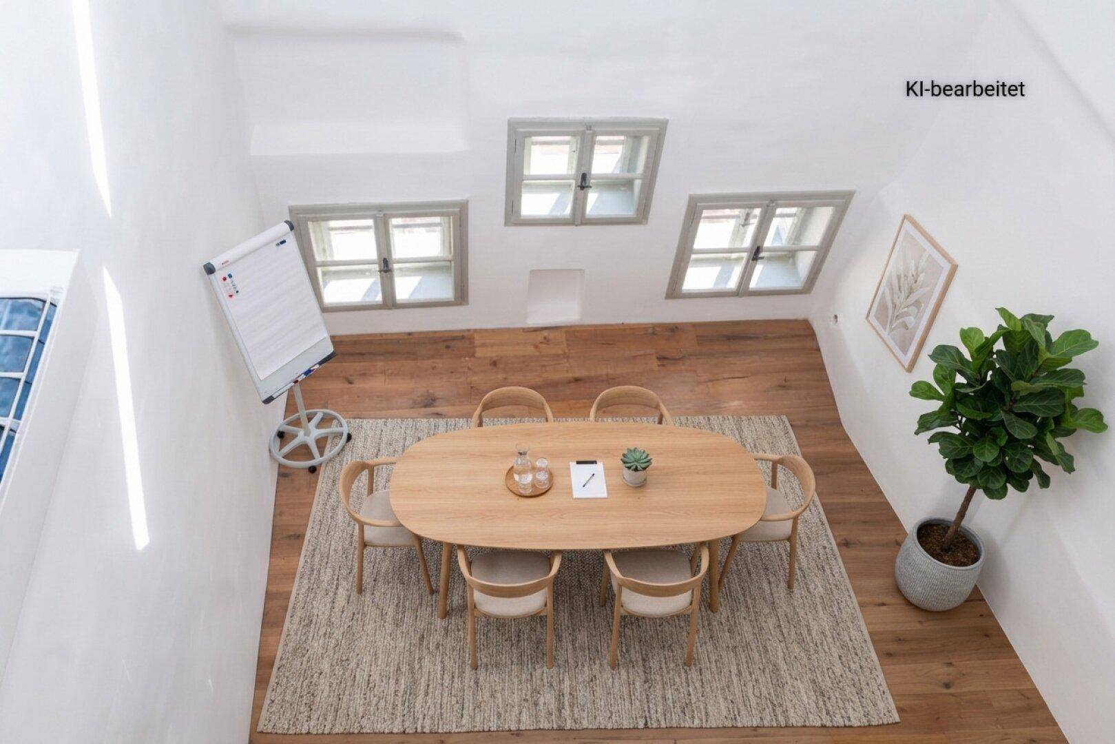 Virtuell eingerichteter Essbereich mit Holzboden, modernem Tisch und Stühlen unter hohen Fenstern.