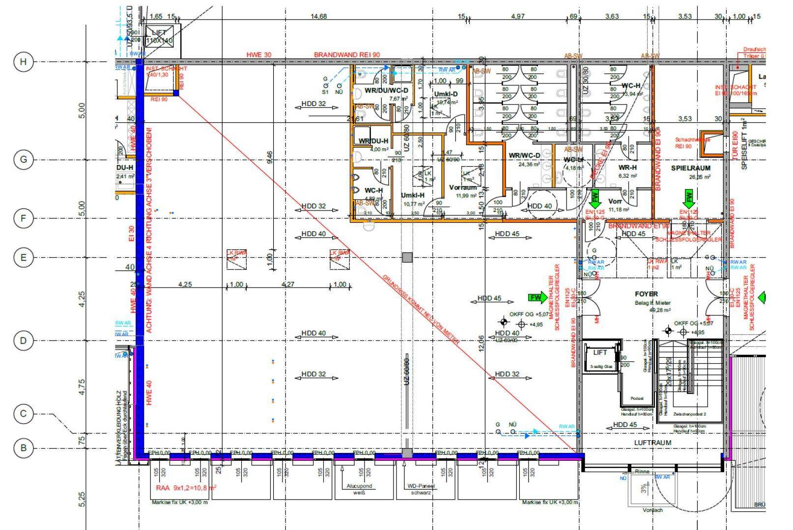 Detaillierter Grundriss mit verschiedenen Räumen, Abmessungen und technischen Angaben.