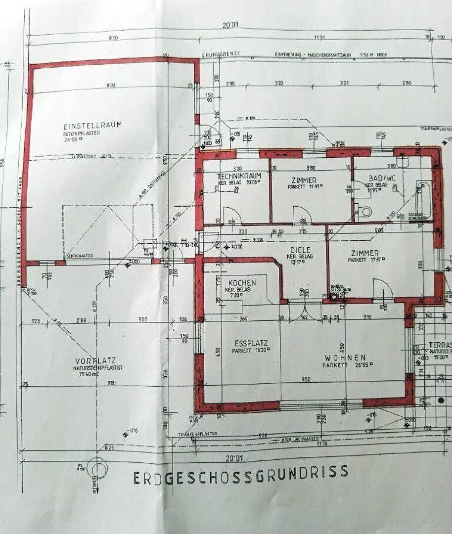 Grundriss des Erdgeschosses mit Wohn-, Ess- und Küchenbereich sowie Zimmern und Bad.