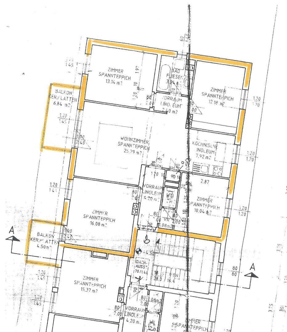 Grundriss einer Wohnung mit mehreren Zimmern, Balkonen und Dachschrägen.