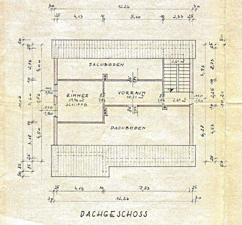 Grundriss des Dachgeschosses mit Dachbodenflächen und einem Zimmer.