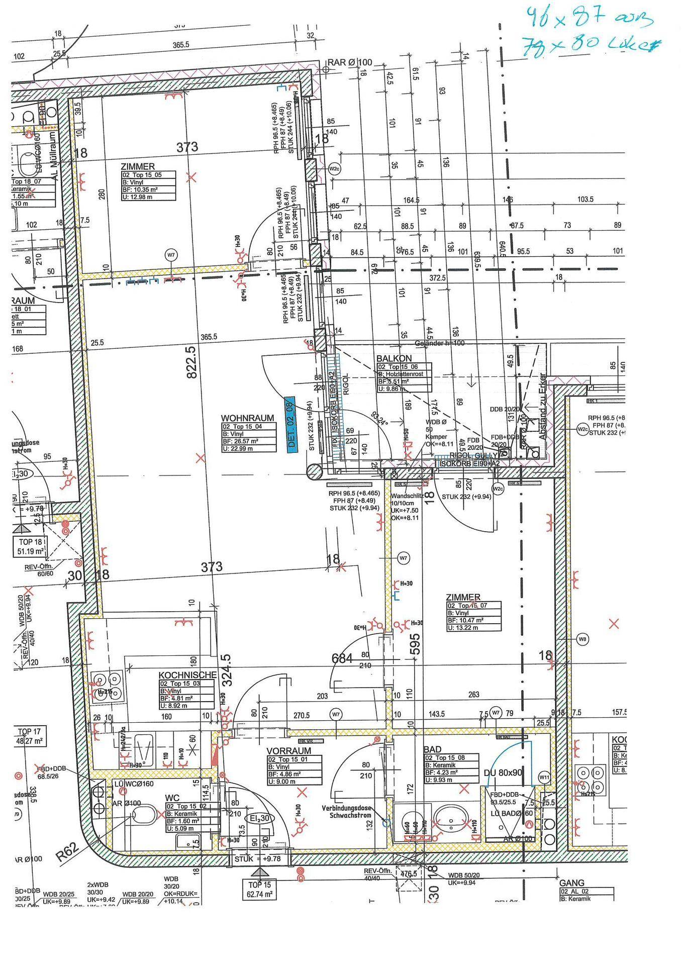Technischer Grundriss einer Wohnung mit detaillierten Maßen und Raumaufteilung.