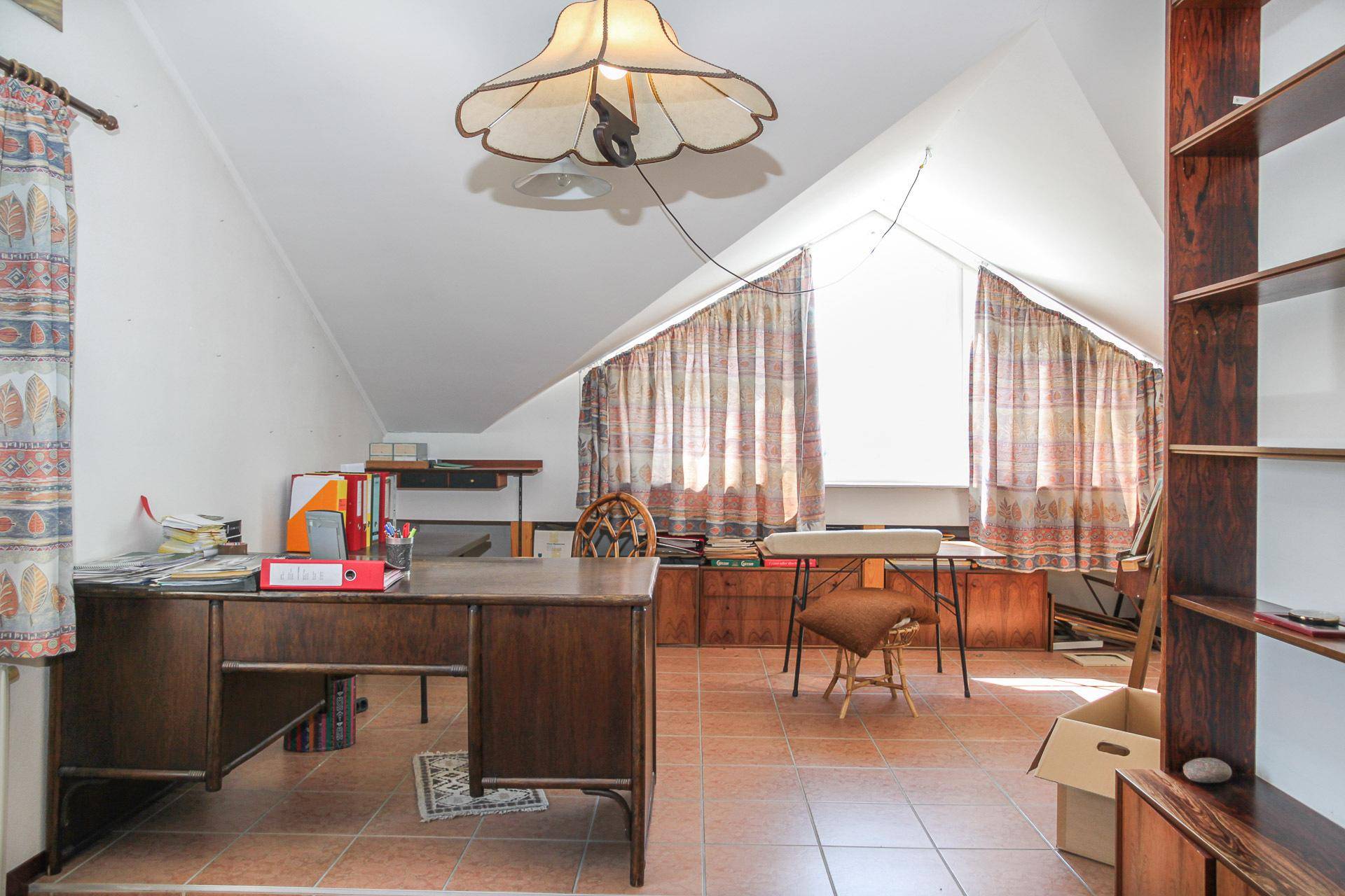 Atelier mit Bibliothek und Seeblick