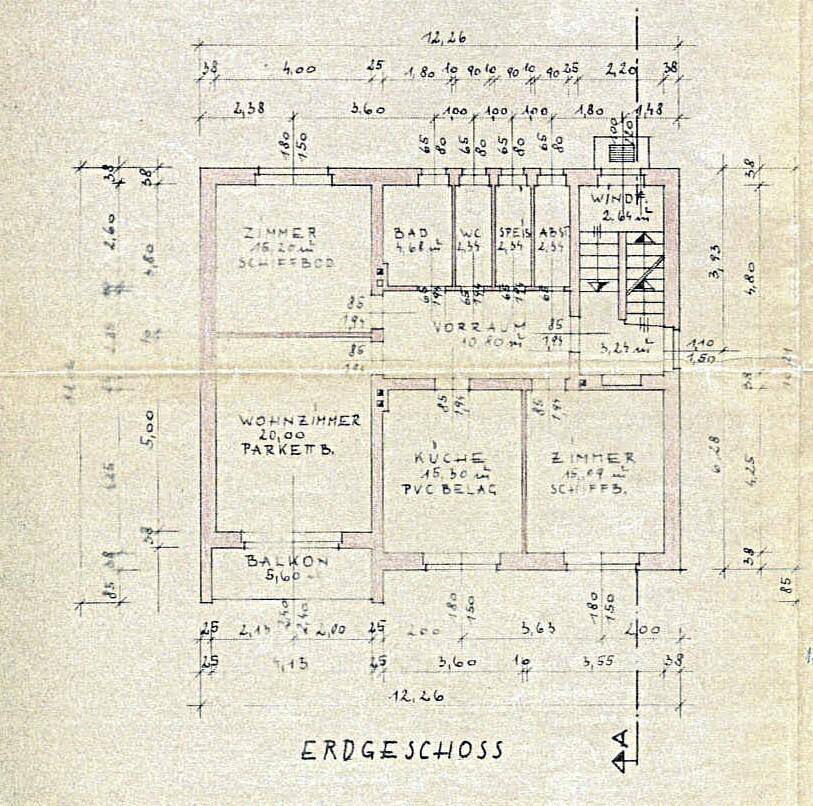 Grundriss des Erdgeschosses mit Zimmern, Bad, WC, Vorraum und Balkon.