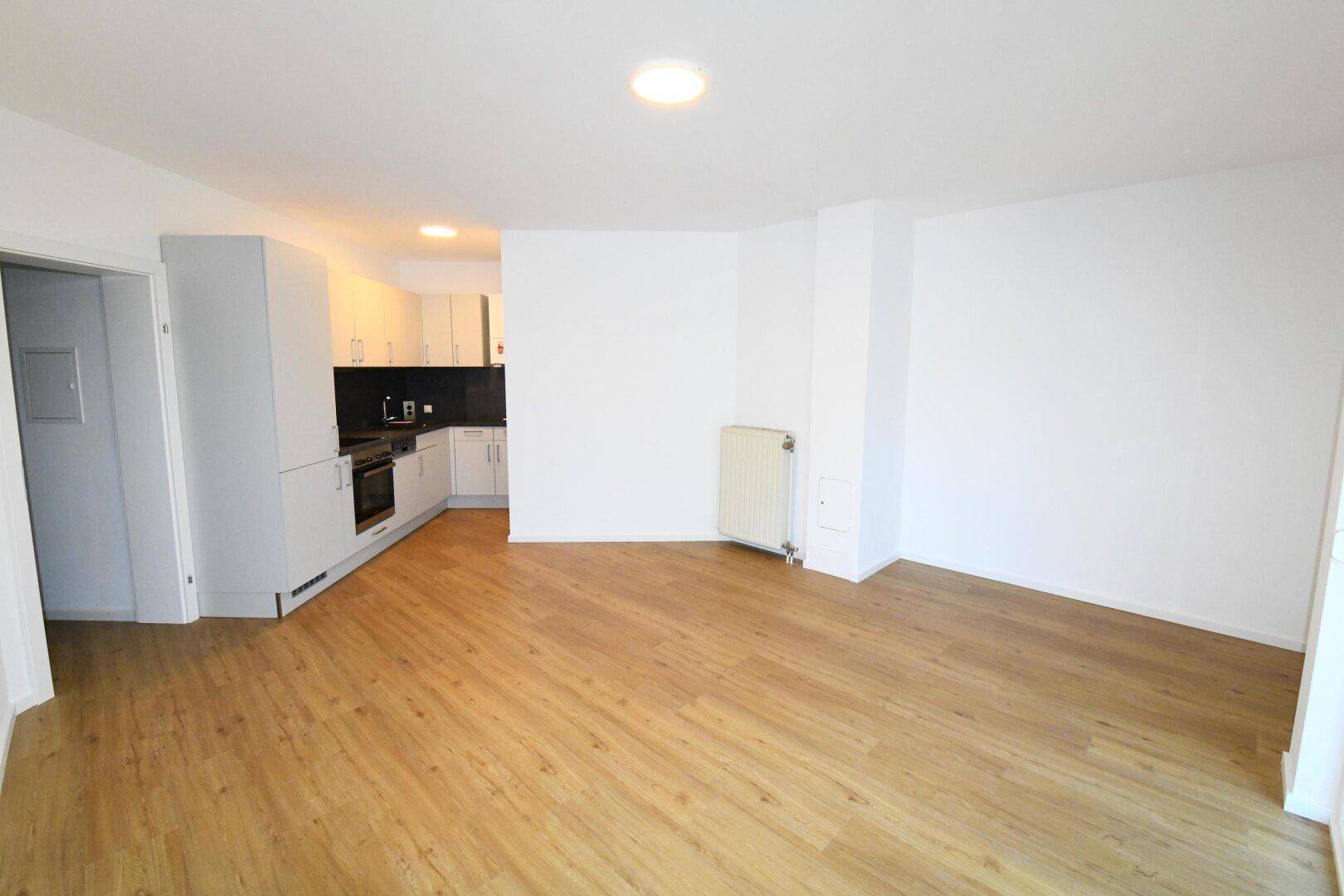 Wohn-Esszimmer mit Zugang zum Balkon