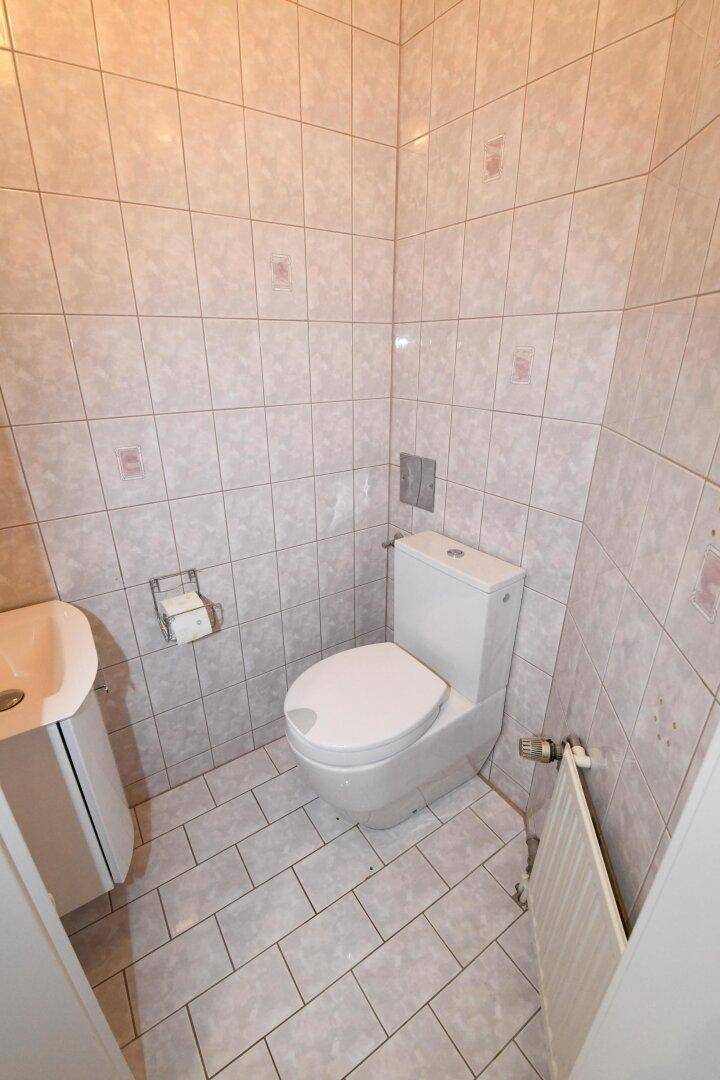 separates WC mit Handwaschbecken