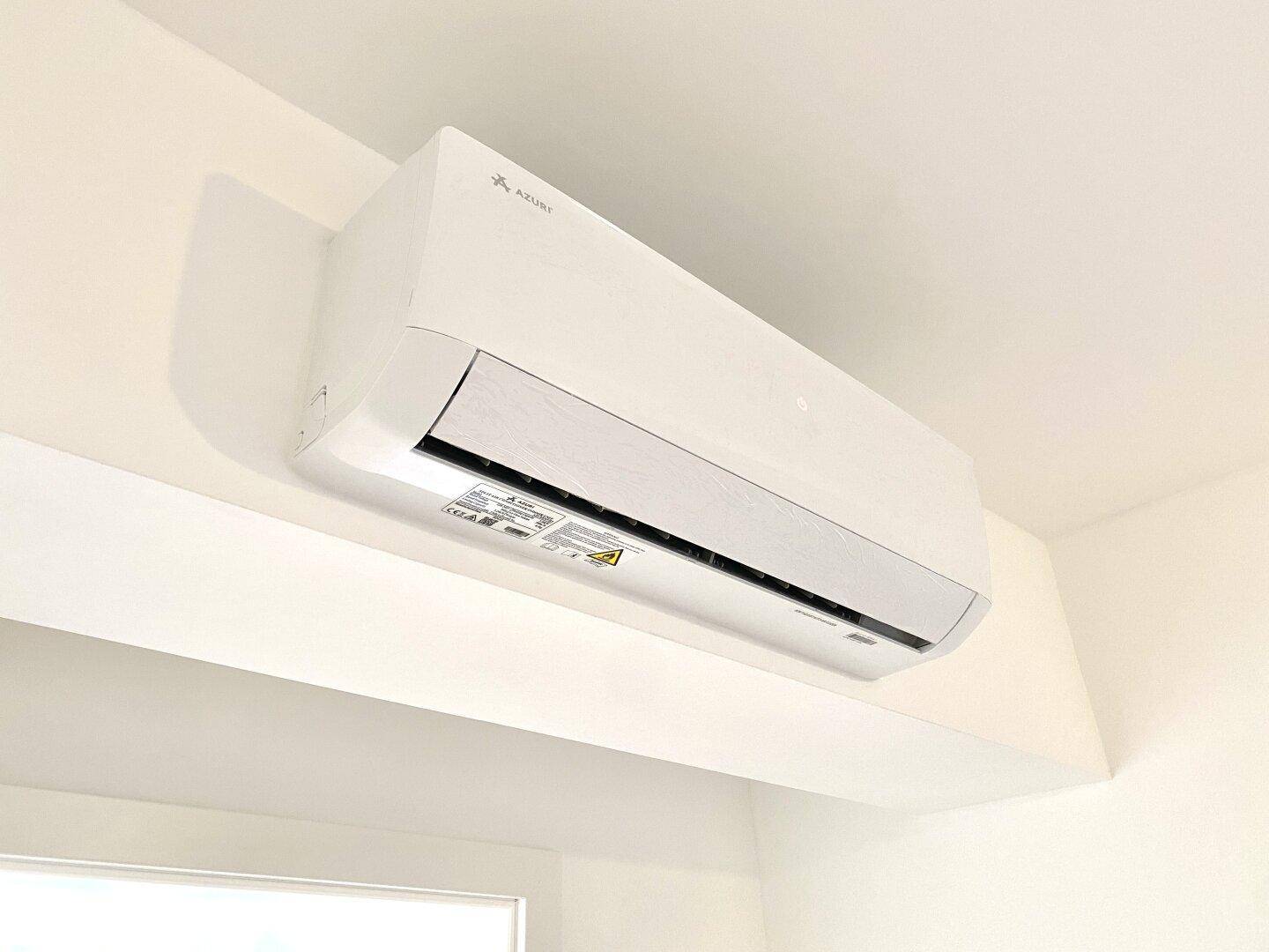 Moderne Klimaanlage an der Decke, sorgt für angenehme Raumtemperatur.