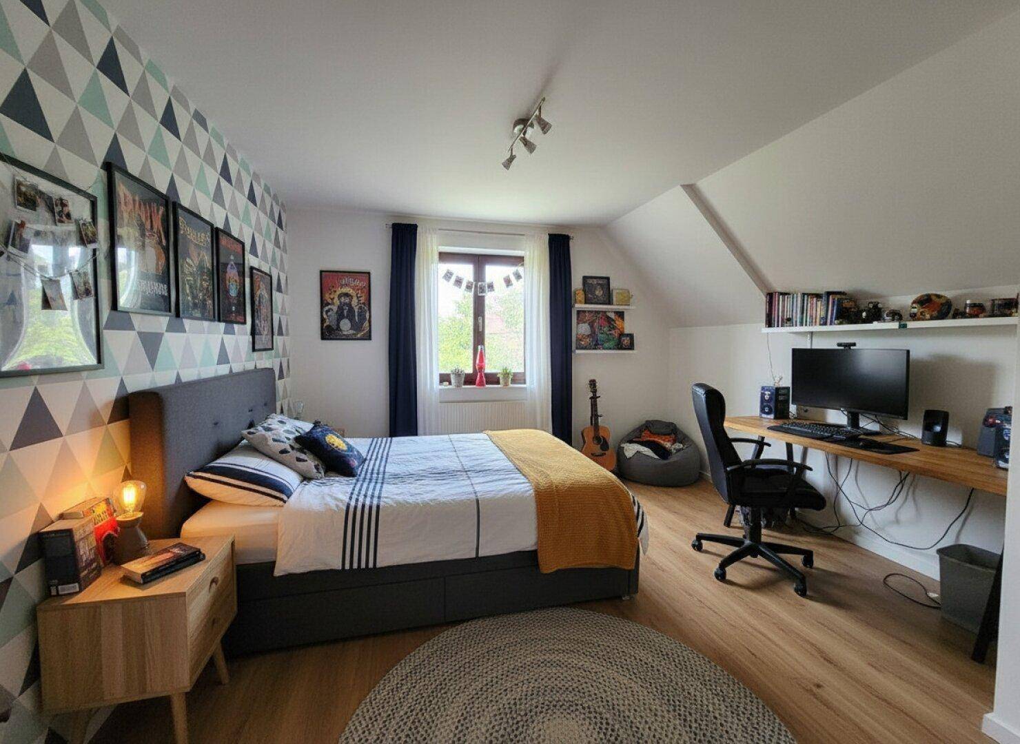 Jugendzimmer im Dachgeschoss mit modernem Dekor, Schreibtisch und Laminatboden.