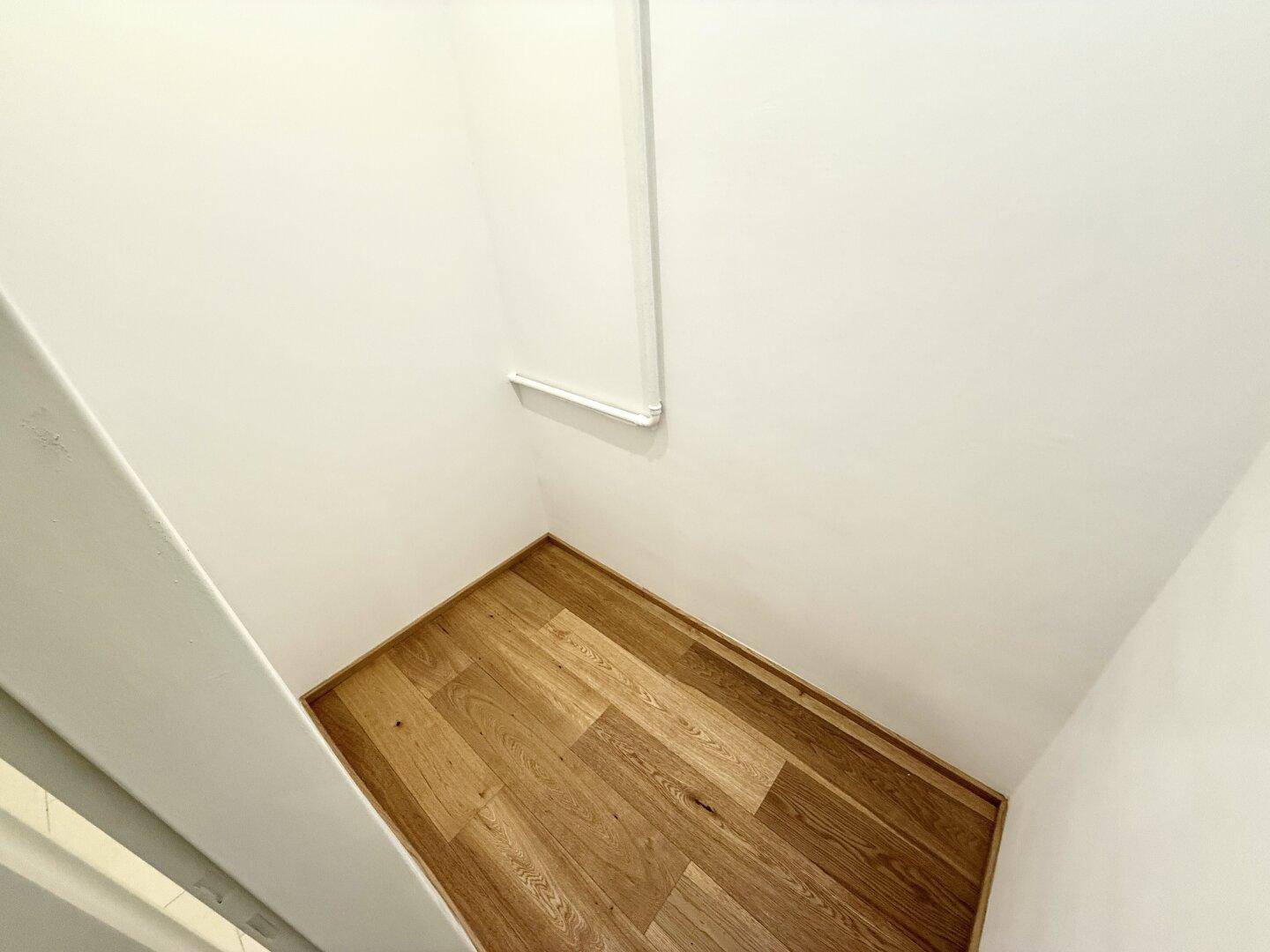 Kleiner Abstellraum mit Holzboden, ideal für zusätzlichen Stauraum im Haushalt.