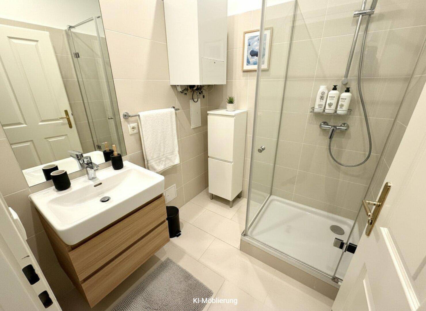 Modernes Badezimmer mit begehbarer Dusche, Einzelwaschbecken und hellen Fliesen, sauber und praktisch gestaltet.