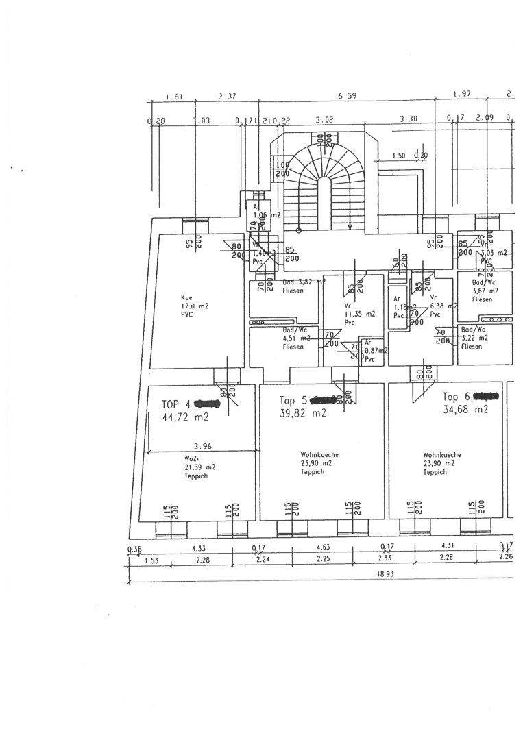 Detaillierter Grundriss mit mehreren Wohneinheiten und Treppenhaus, inklusive Maßen.