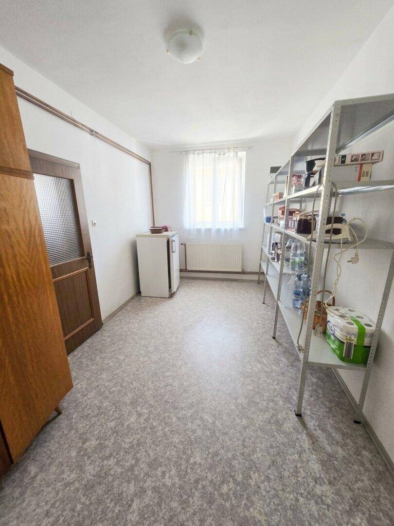 Praktischer Abstellraum mit Regalen, Kühlschrank und Fenster für Tageslicht.