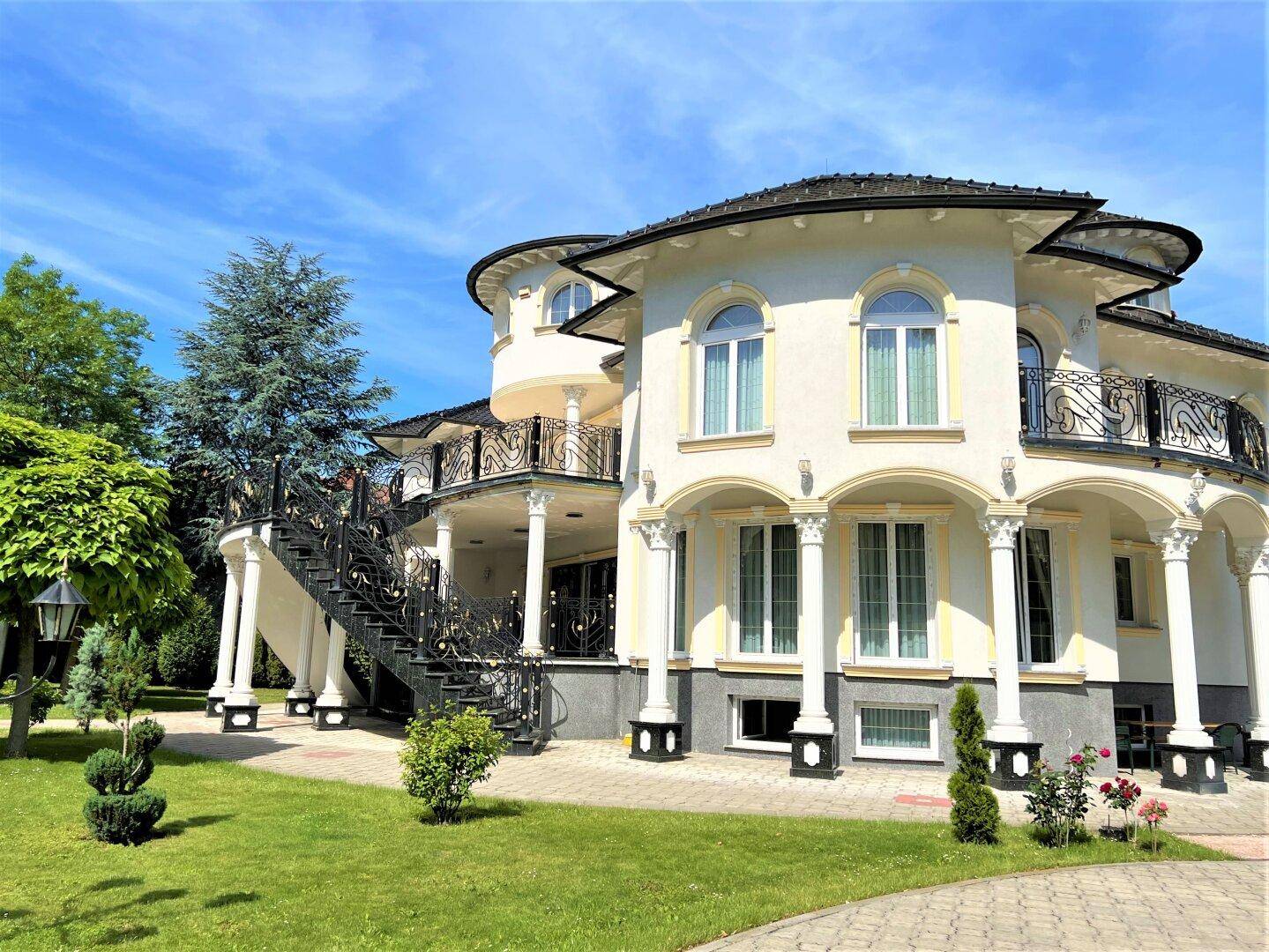 LUXUS MIT WOHLFÜHLFAKTOR - EXKLUSIVE VILLA MIT TRAUMHAFTEN BLICK! - Ansicht 2