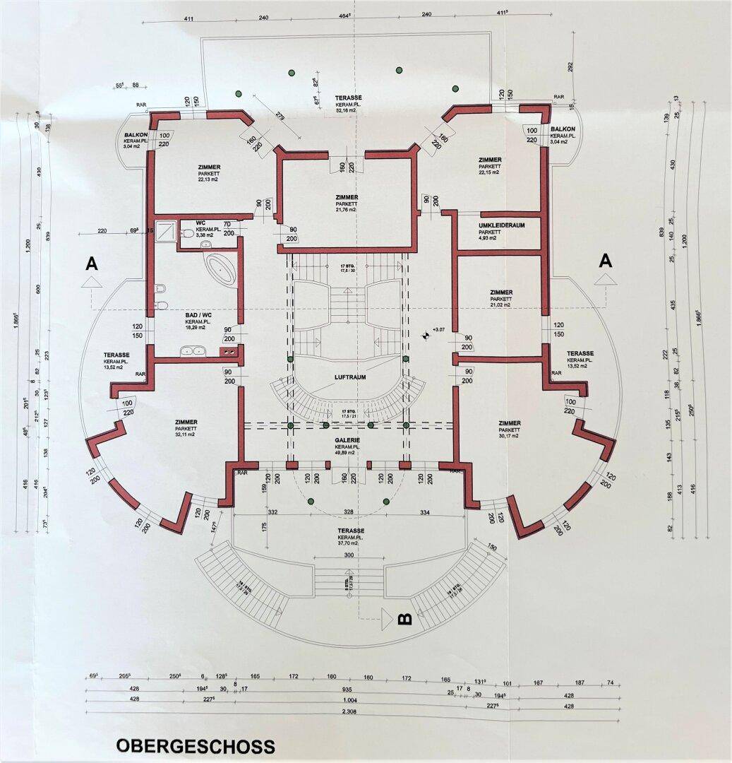 Grundriss des Obergeschosses mit Schlafzimmern, Bädern und Balkonen.