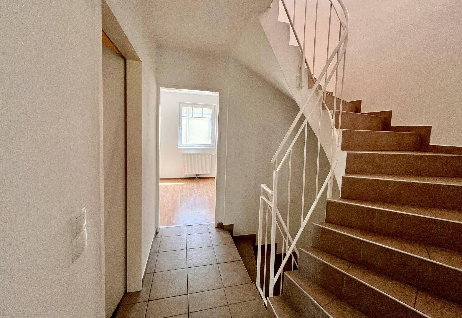 Eingangsbereich mit gefliester Diele und Treppe, die zu den oberen Etagen führt.