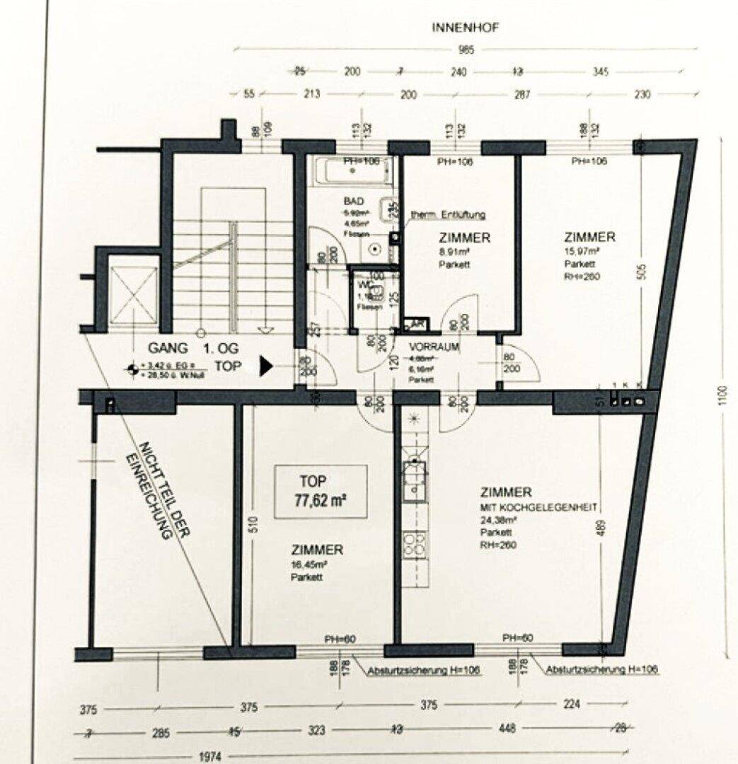 Grundriss einer Wohnung mit mehreren Zimmern und einem Innenhof.