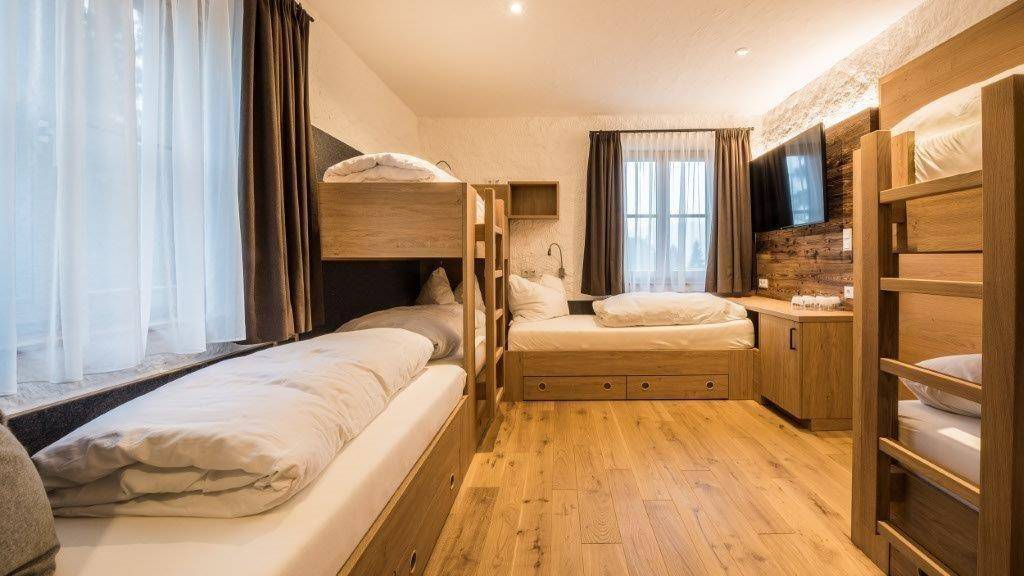 Kinderzimmer mit Etagenbetten und Einzelbett, ideal für mehrere Gäste.