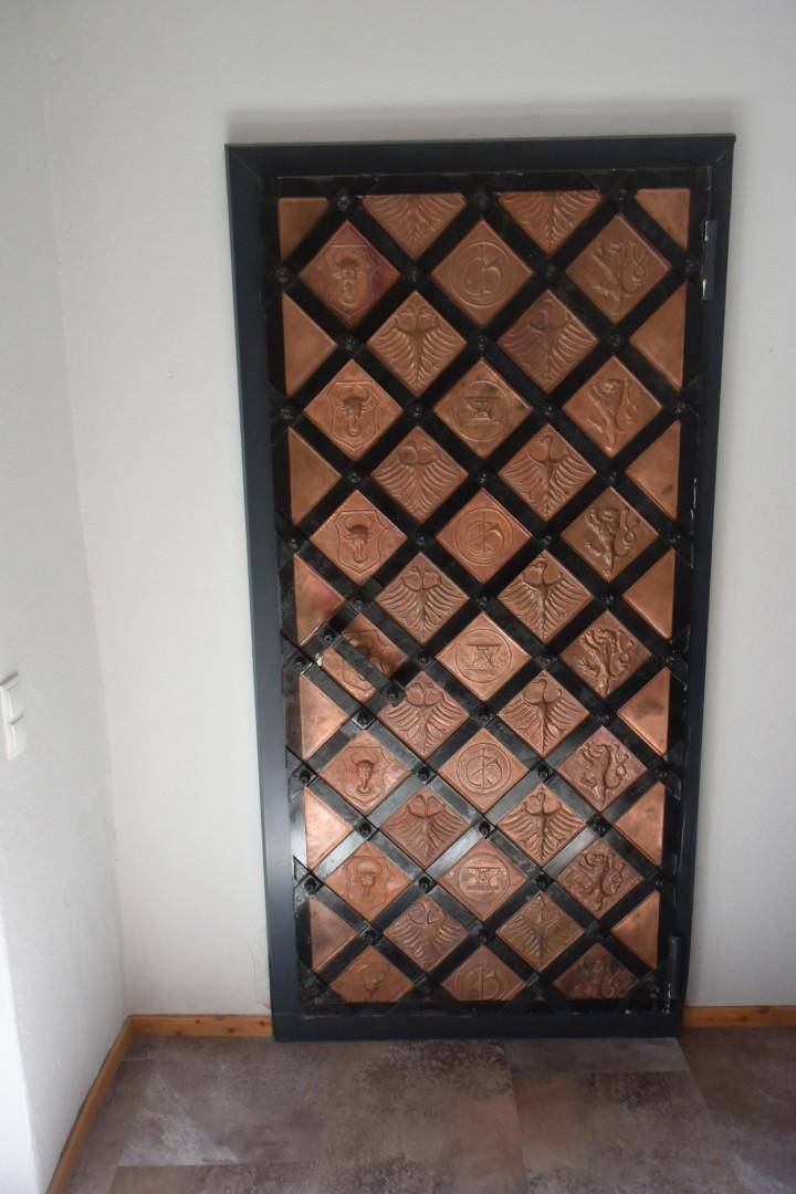 Eine kunstvoll verzierte Tür mit Metallbeschlägen und traditionellen Mustern.