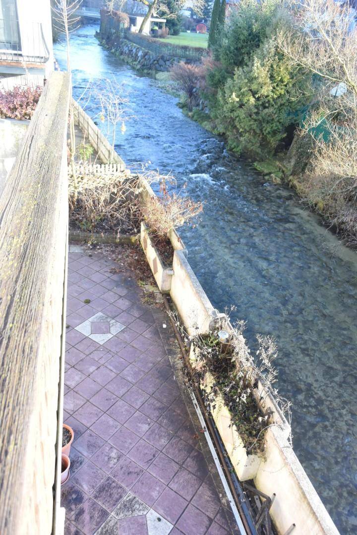 Balkon mit Fliesenboden und Blumenkästen bietet einen direkten Blick auf den Fluss.