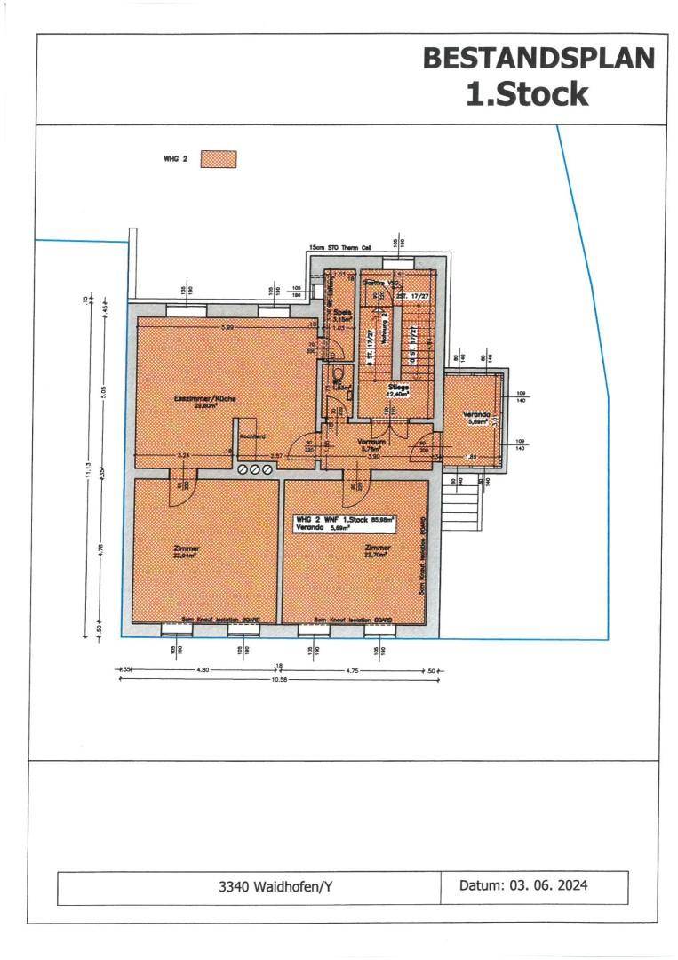 Grundriss des ersten Stocks mit Zimmern, einer Veranda und Treppenhauszugang.