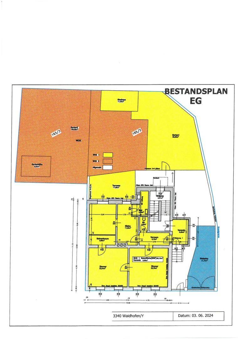 Grundriss des Erdgeschosses mit mehreren Zimmern, Terrassen und einem Gartenbereich.