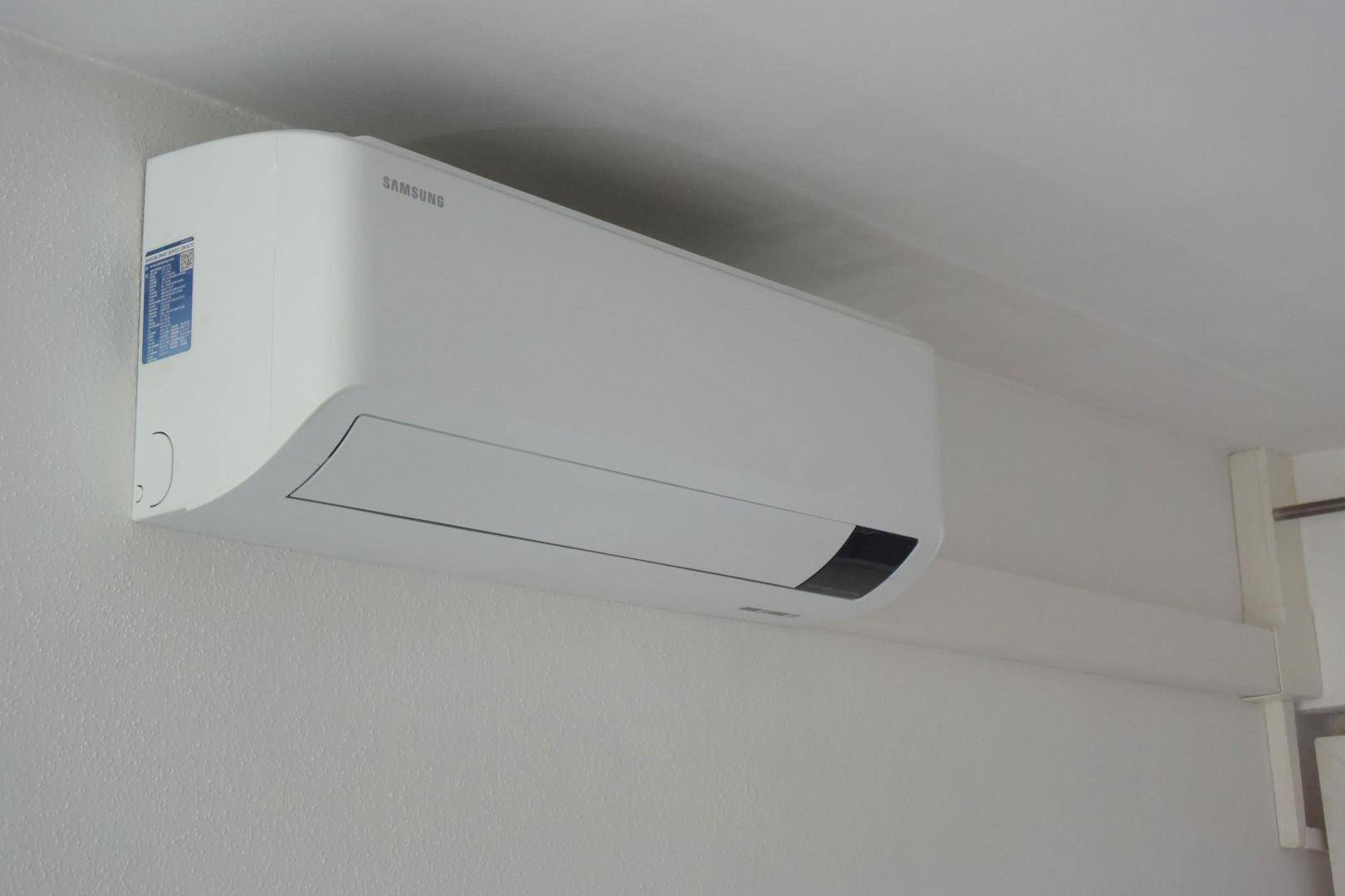 Nahaufnahme einer modernen Klimaanlage an der Decke.