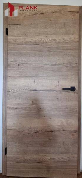 Holztür mit moderner Maserung und schwarzem Türgriff.