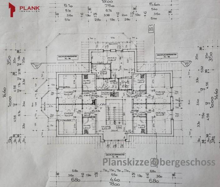 Grundriss des Obergeschosses mit mehreren Zimmern und Balkonzugängen.