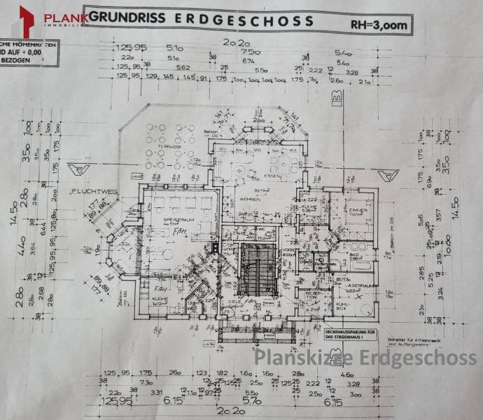 Grundriss des Erdgeschosses mit Wohnbereich, Küche und Zugang zur Terrasse.